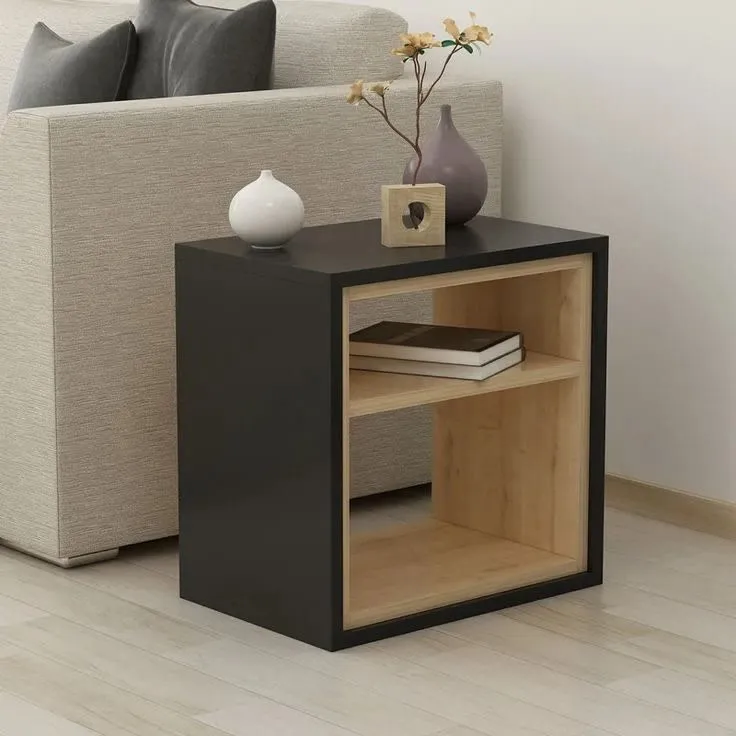 Mesa de luz negra con interior de roble y un estante, al lado de un sillón